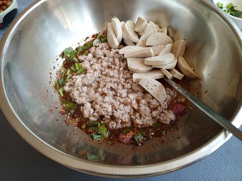 วิธีทำยำวุ้นเส้นใส่หมูยอกับหมูสับรวนสุก