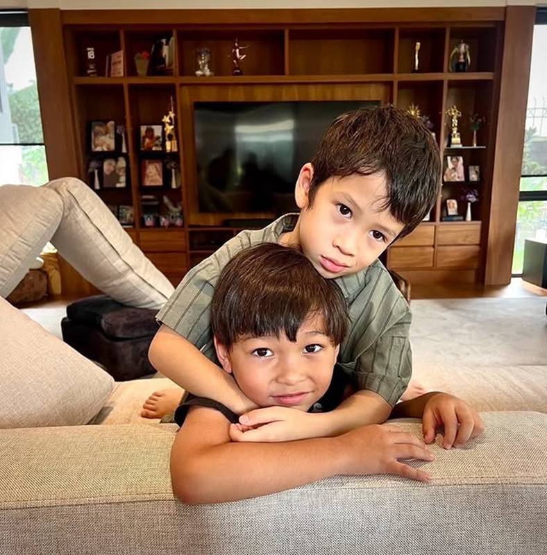 น้องโพธิ์ กอด น้องมิก้า 