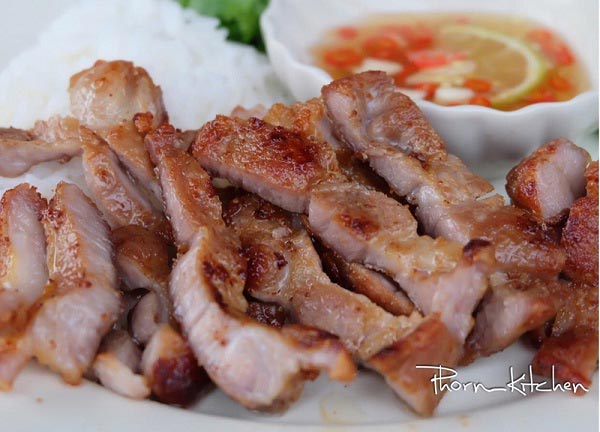 สันคอหมูทอดน้ำปลา
