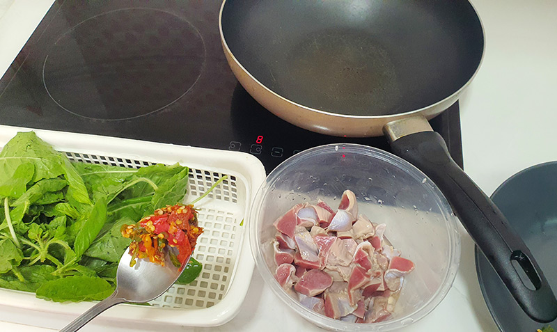 ผัดกะเพราเครื่องในไก่ ไม่ให้คาว วิธีทำมีอะไรบ้าง