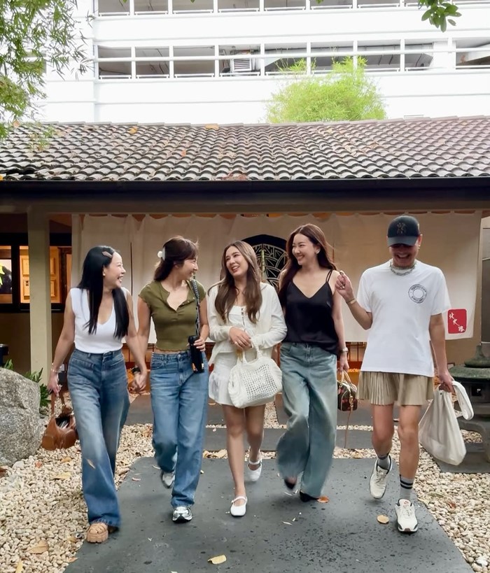 เพื่อนซี้ดาราช่อง 7  นุ่น วรนุช หนิง ปณิตา บี มาติกา เจี๊ยบ ชมพูนุช นัดรวมตัวที่ร้านอาหารญี่ปุ่น