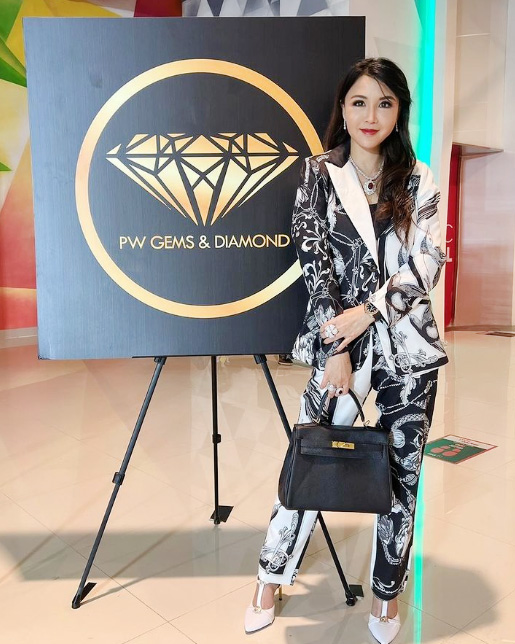 ล้วงประวัติ เพชรพันปี เจ้าของร้านเพชรดัง ดีกรีไม่ธรรมดา