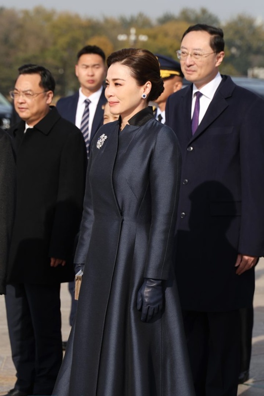 พระราชินีสุทิดา ทรงฉลองพระองค์งดงามระหว่างเสด็จเยือนจีน