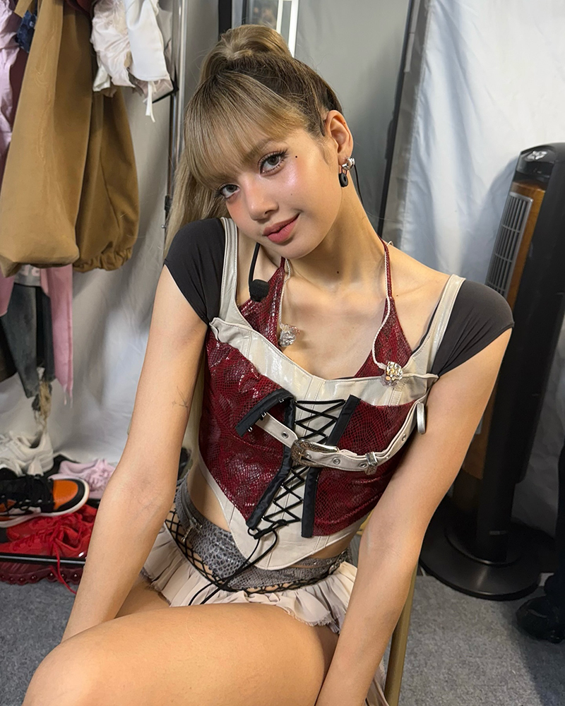 ลิซ่า ทำฮือฮา โพสต์ภาพกัดแขนปริศนา 