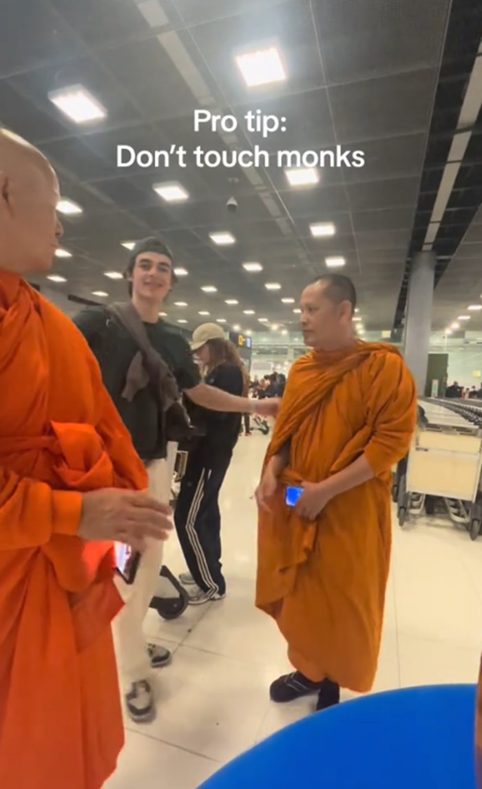 ถ่ายรูปกับพระ