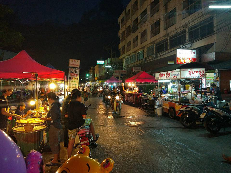ตลาดโต้รุ่ง