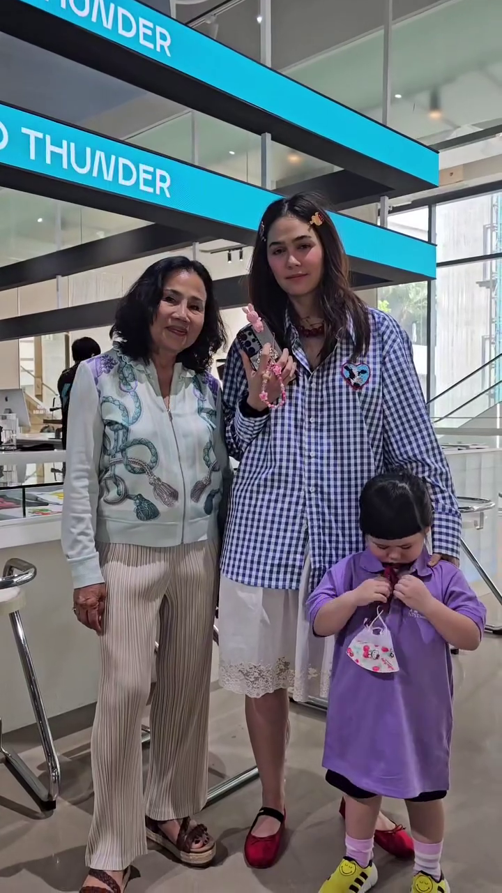 น้องแอบิเกล ในชุดนักเรียน