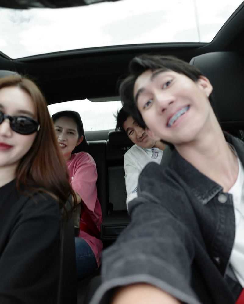 เบสท์ คำสิงห์ ถอยรถหรูเฉียด 4 ล้าน เซอร์ไพรส์วันเกิดน้องชาย