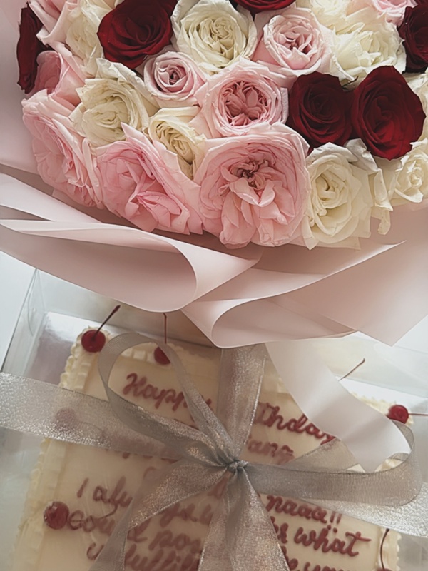 ฟาง ธนันต์ธรญ์ ฉลองวันเกิด โชว์ช่อดอกไม้สุดอลัง 