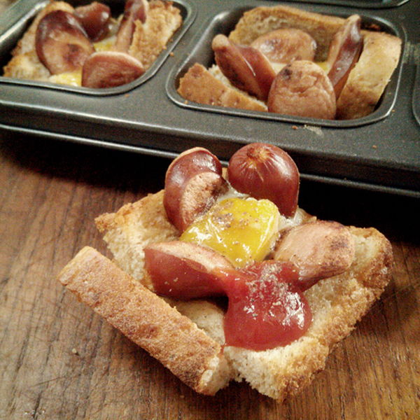 ขนมปังอบไข่ไส้กรอก