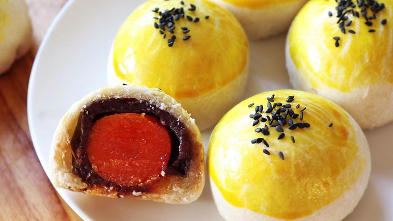 ขนมเปี๊ยะไส้ถั่วแดงไข่เค็ม