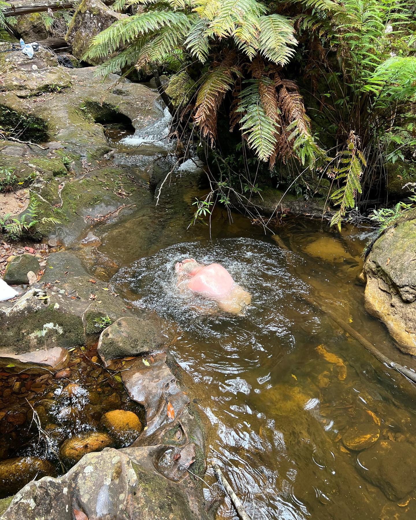 เล่นน้ำตก