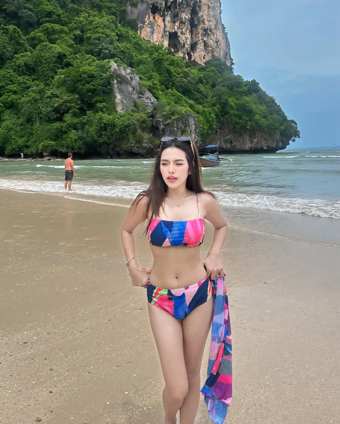 ธัญญ่า อาร์สยาม นุ่งทูพีซ อวดหุ่นสวยฮอตฉ่า ริมชายหาดกระบี่