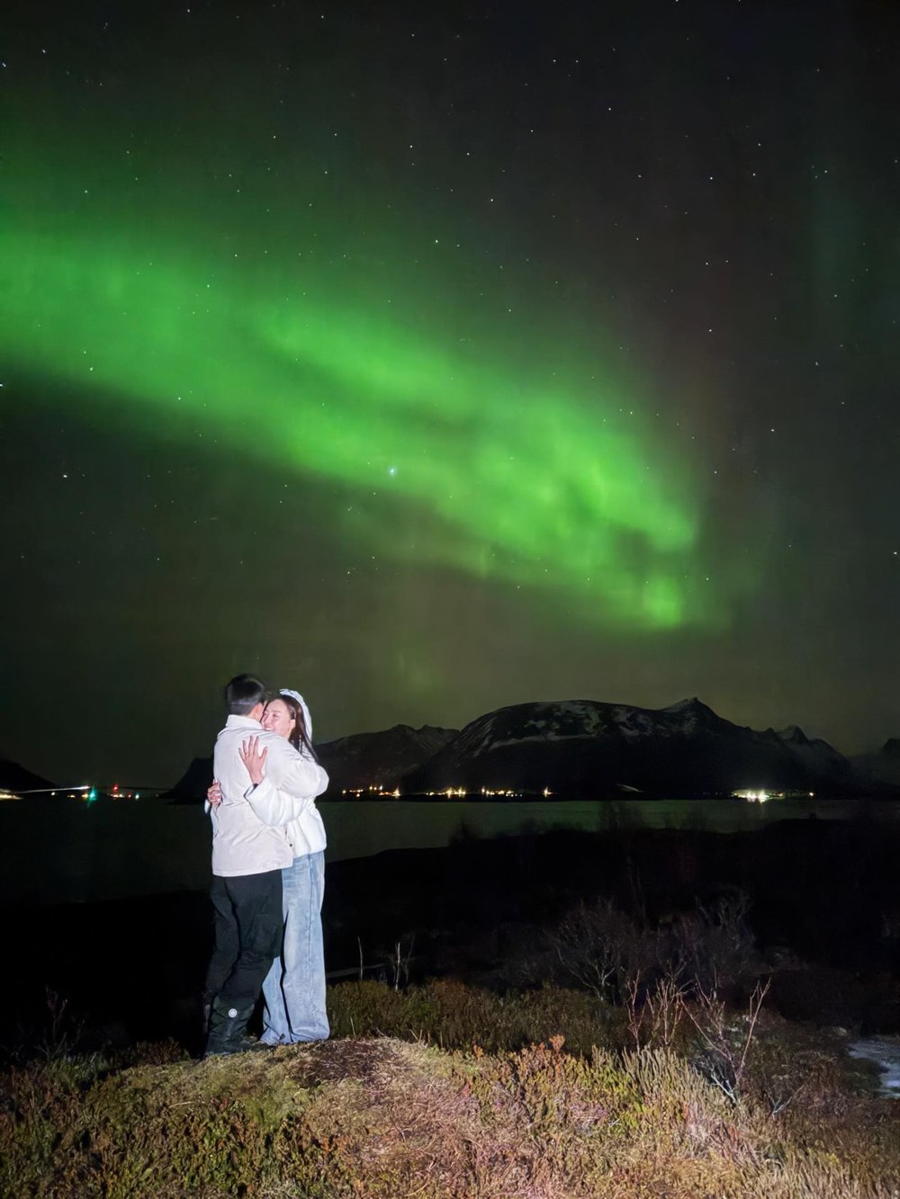 ไผ่ พาทิศ ขอแต่งงาน น้ำตาล พิจักขณา เผยโมเมนต์เซย์เยส โรแมนติกแบบโบ๊ะบ๊ะ