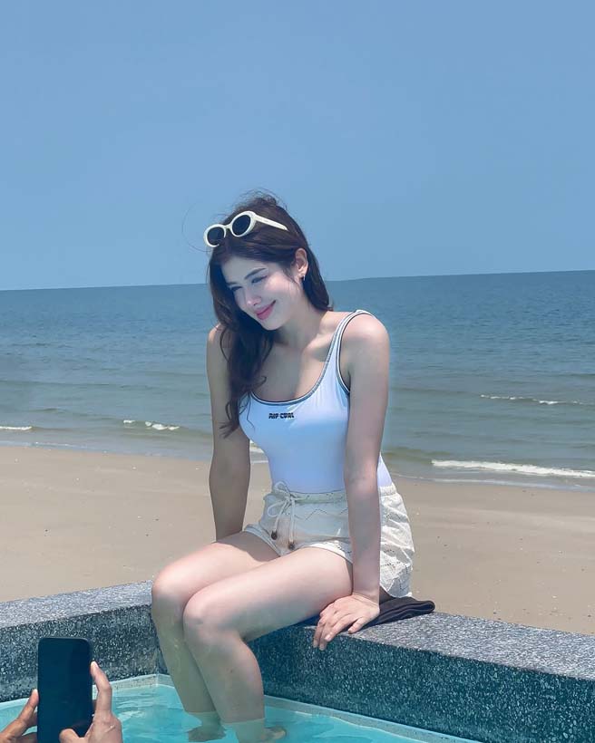 มิ้นท์ นวินดา แจกความสดใสเอฟซี ที่แอบเซ็กซี่เบา ๆ จากทริปหัวหิน อึ๋มไม่เบา