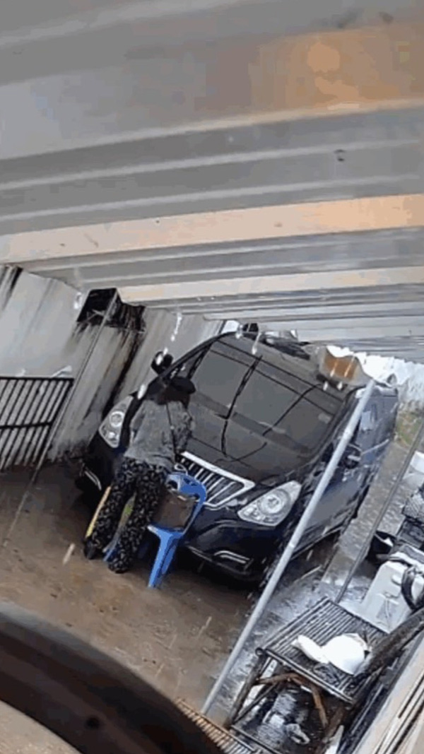 ข่าวหนุ่มผวา ป้าคลั่งรัก