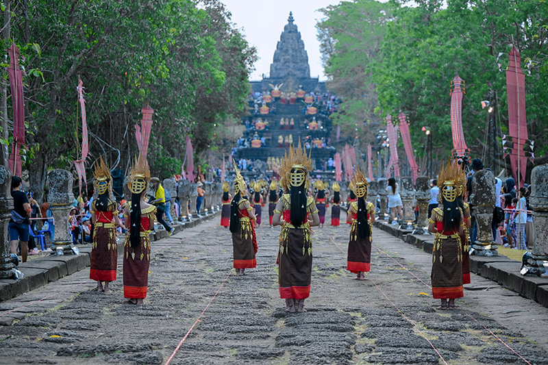 ประเพณีขึ้นเขาพนมรุ้ง 2569