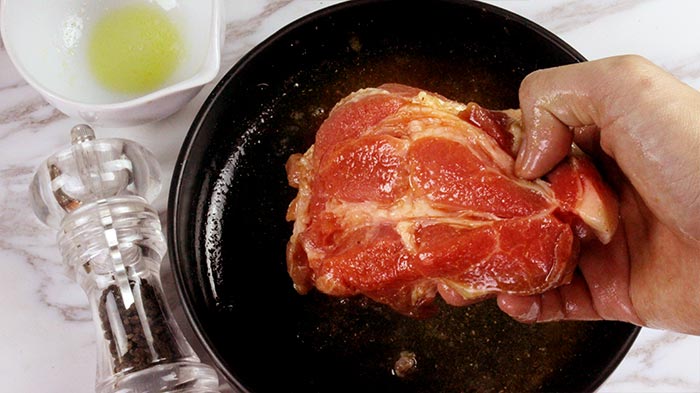 คอหมูย่างพริกไทย