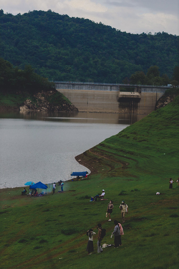 ทุ่งหญ้าสีเขียว ที่เที่ยวหน้าฝน 2568 เขื่อนบ้านลาน