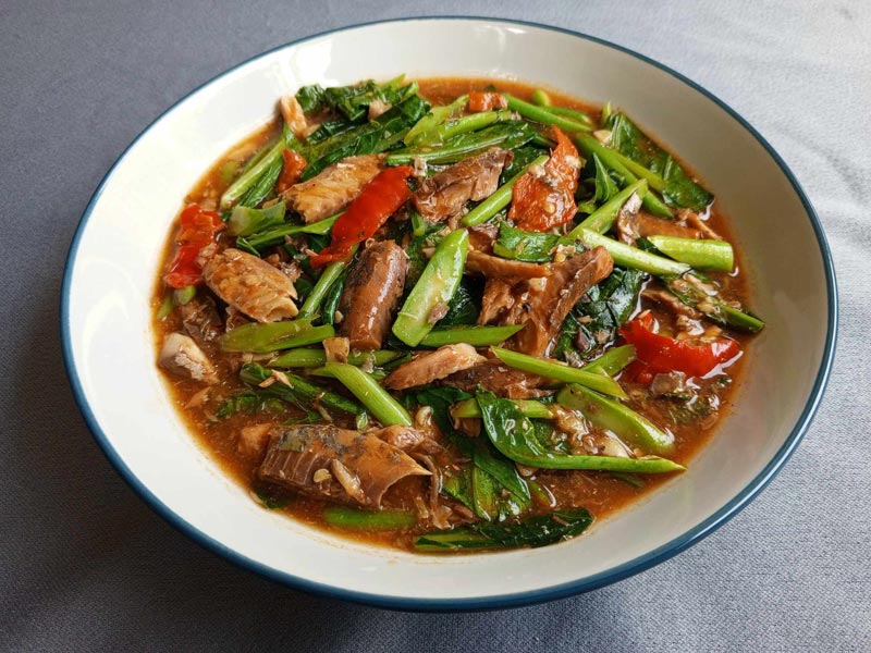 ผัดคะน้าปลากระป๋อง