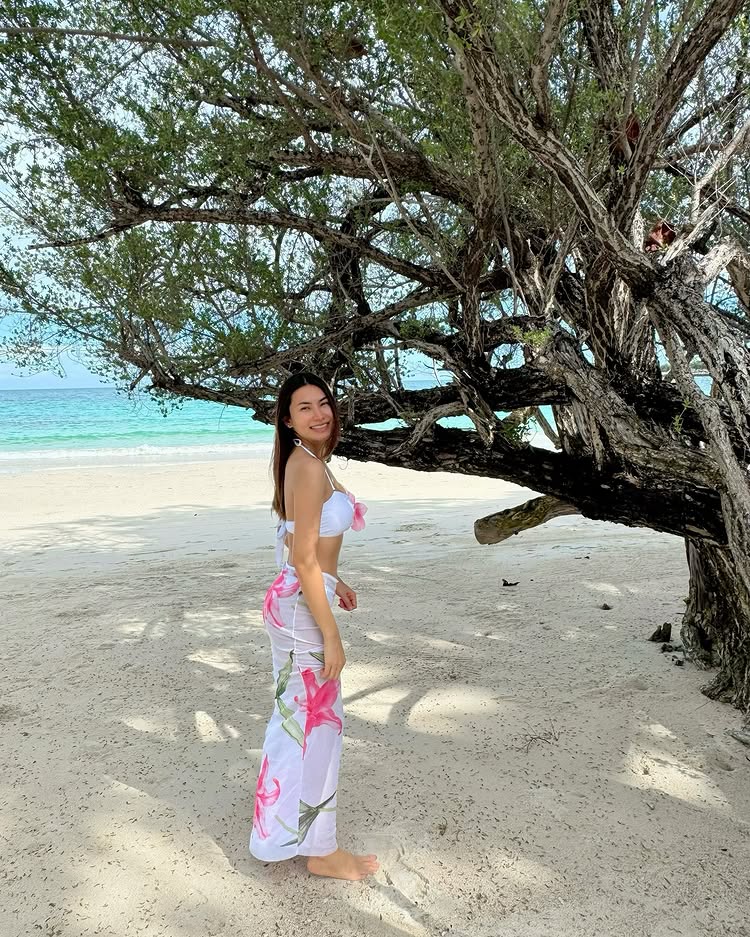 ข้าวทิพย์ ธิดาดิน นักร้องลูกทุ่งสุดฮอต นุ่งน้อยห่มน้อย อวดอึ๋มเบา ๆ ริมหาด  