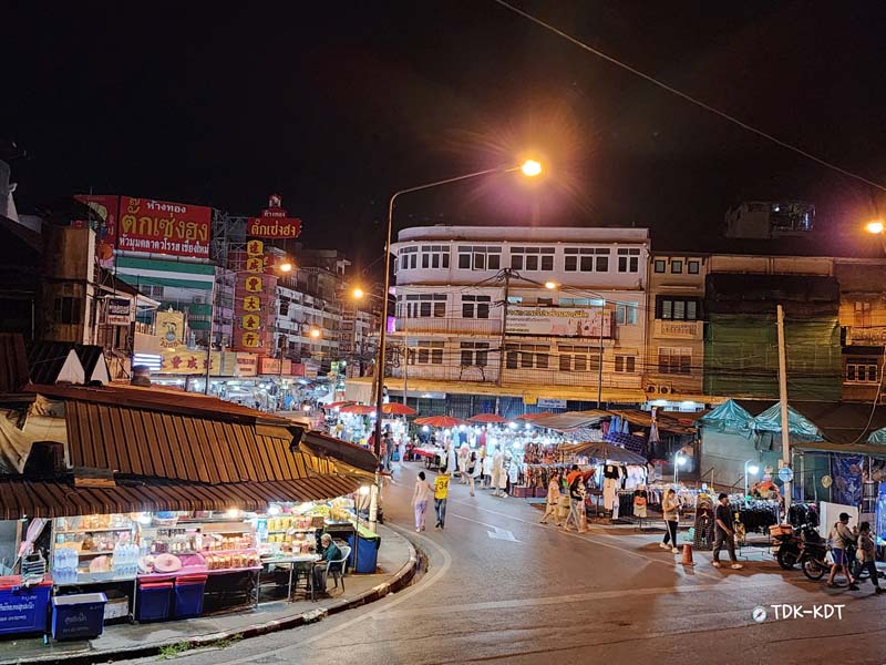ตลาดโต้รุ่งช้างเผือก, ตลาดโต้รุ่งประตูเชียงใหม่, กาดหลวงกลางคืน