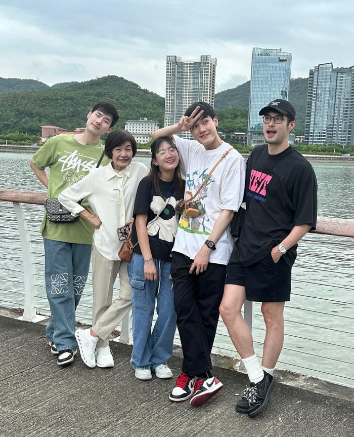 ครอบครัว ฉัตรบริรักษ์