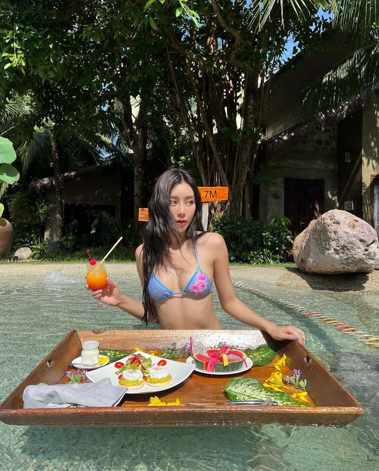 พลอยทราย รวิสรา