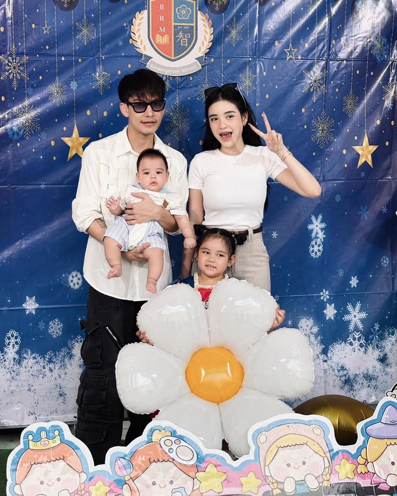 ครูเต้ย อภิวัฒน์ - ขนม ศศิกานต์ ฉลองความสำเร็จลูกสาว