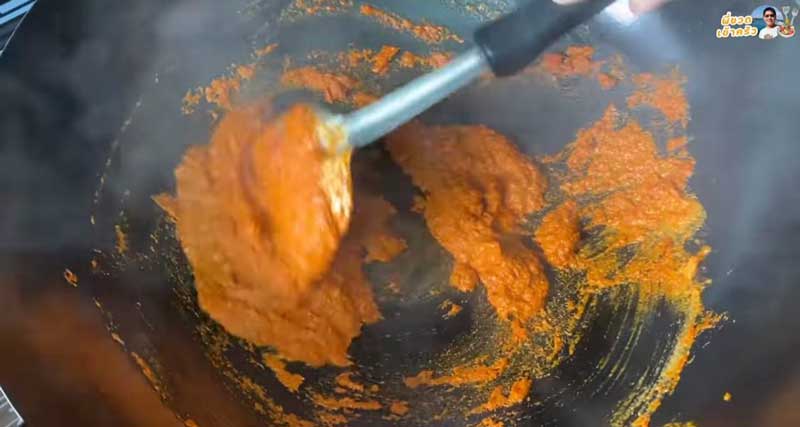 ใส่หัวกะทิลงไปผัดกับเครื่องแกง