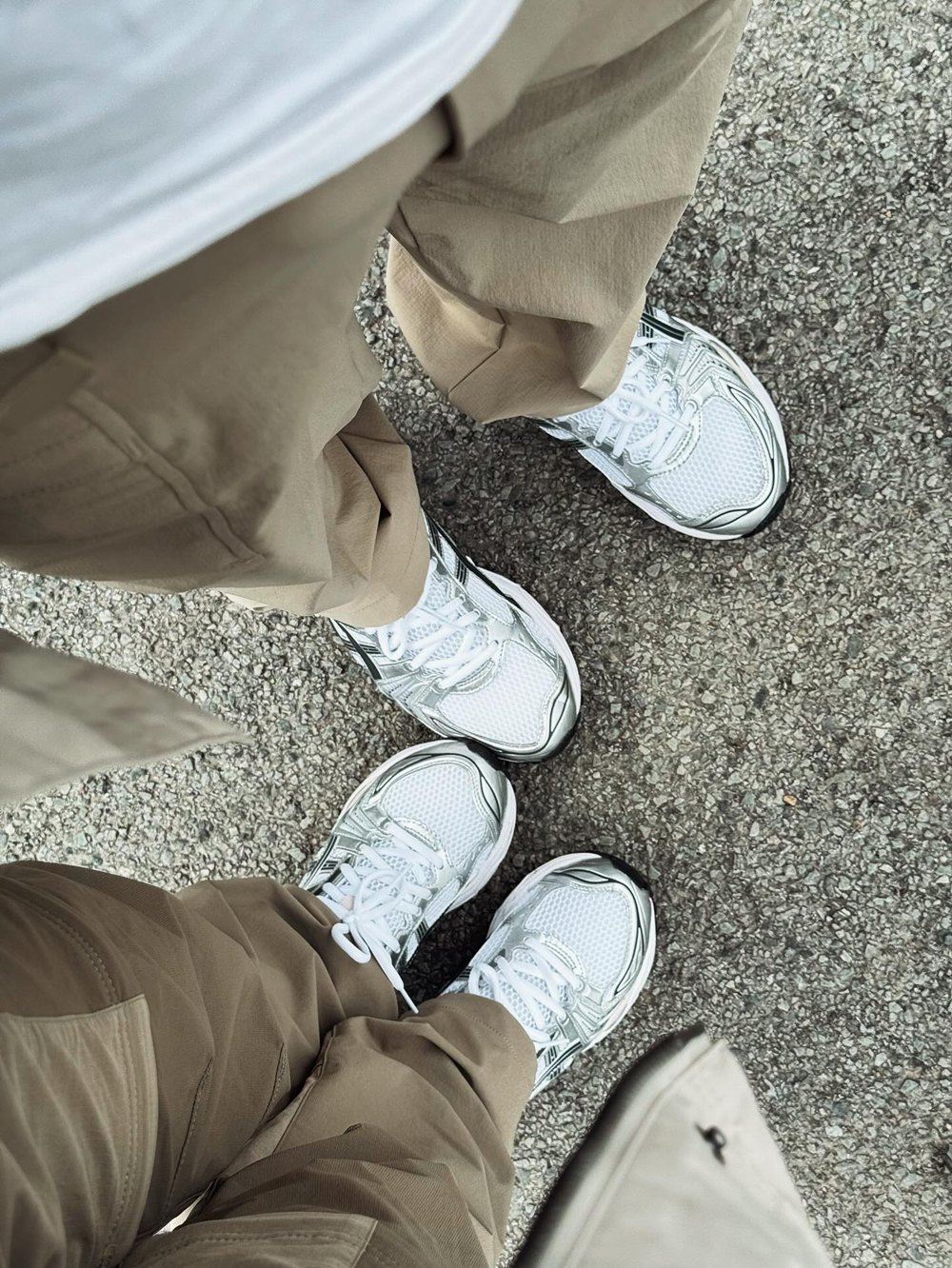 โบว์ เบญจวรรณ เดินป่าในยุโรป โชว์รองเท้าคู่ คนจับตาเปิดตัวแฟนใหม่