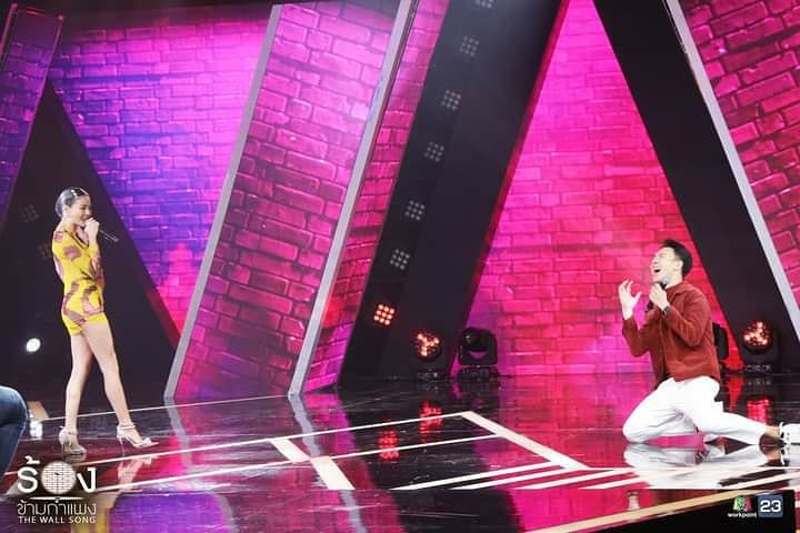 ร้องข้ามกำแพง