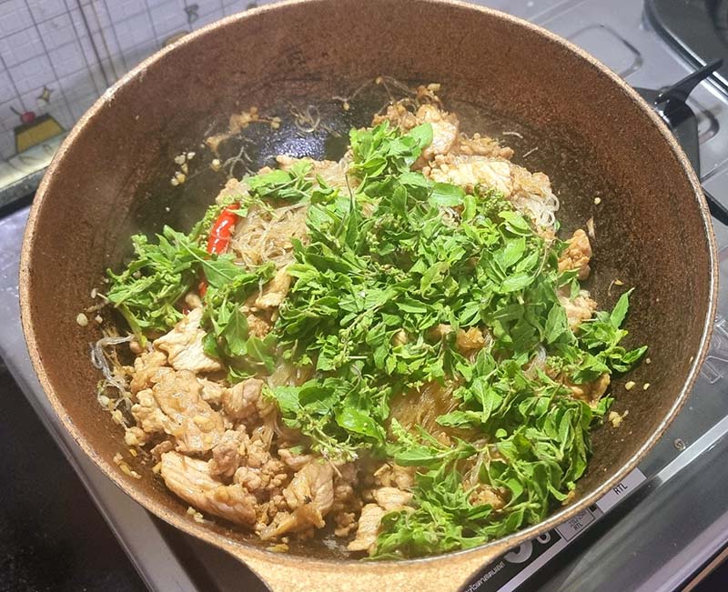 ผัดกะเพราหมู ใส่วุ้นเส้น กับไข่เจียวหมูสับ