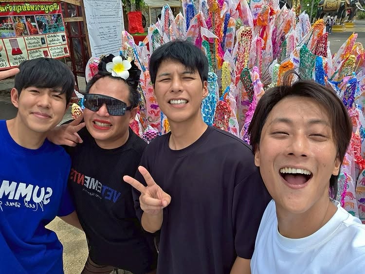 พี่จอง คัลแลน น้องแดน 3 หนุ่มเกาหลี แต่งหล่อใส่สูท ทำเอฟซี กรี๊ดสลบ