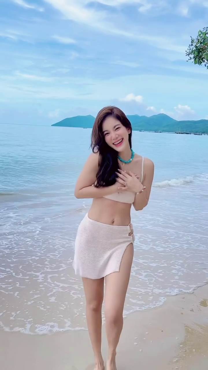 ก้อย รัชวิน นุ่งทูพีซ พร้อมแจกรอยยิ้มหวาน ๆ ปนเซ็กซี่