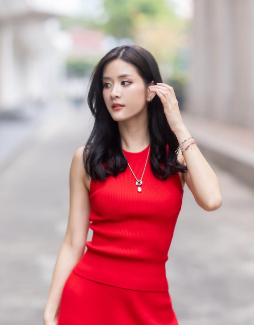 แพรว เฌอมาวีร์ ประวัติ