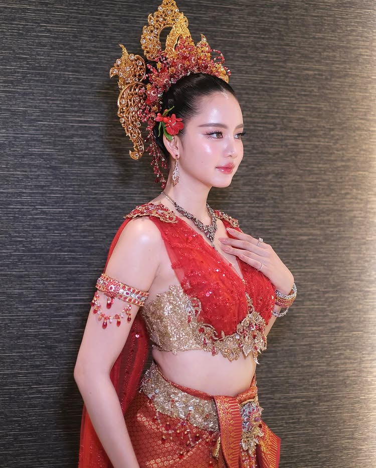 โบว์ เมลดา สวมชุดไทย ร่วมขบวนแห่นางสงกรานต์