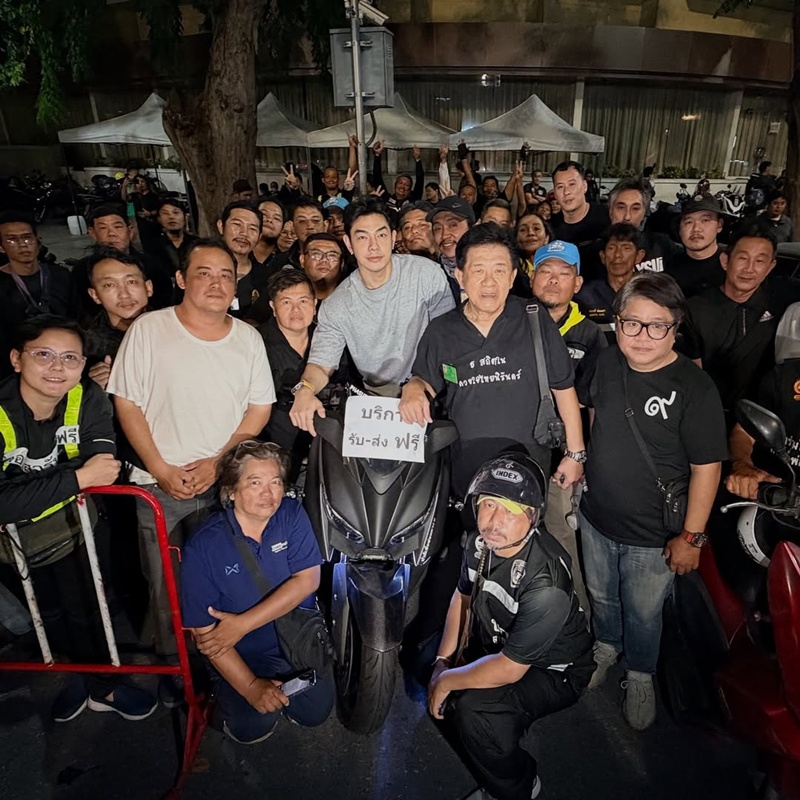 อาร์ต พศุตม์ อาสาช่วยจัดแถว ขี่รถรับส่งฟรีที่สนามหลวง เพื่อร่วมถวายความอาลัย