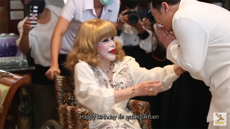 ไฮโซสุมณี ถอดแหวนจากนิ้วให้ มดดำ