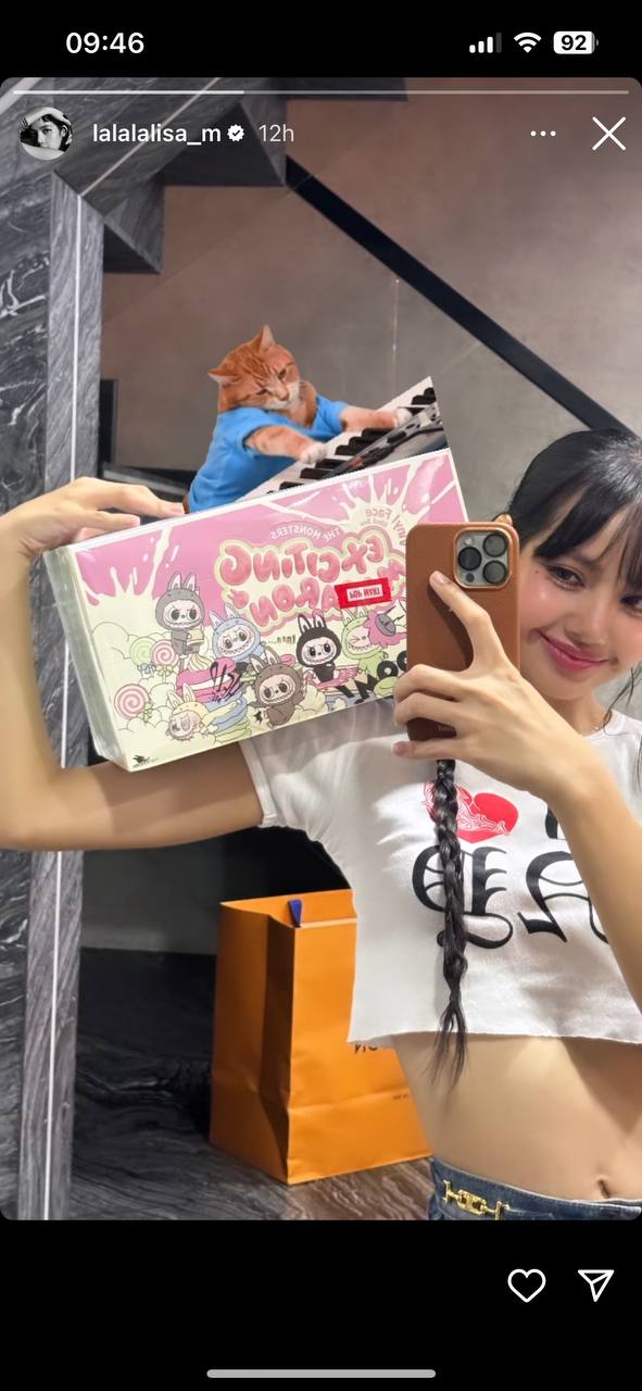 ลิซ่าถือกล่องลาบูบู้