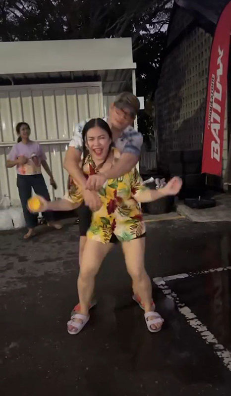 ชาคริต แอน เล่นสงกรานต์