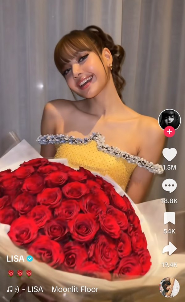 ลิซ่า อวดกุหลาบของขวัญวาเลนไทน์ แฟน ๆ แซวหนุ่มฝรั่งเศสในเพลงให้มาหรือเปล่า