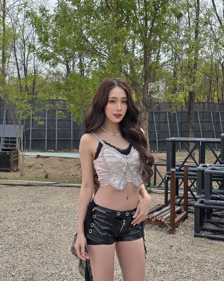 มายด์ 4EVE สวยสะบัด ! กับชุดผีเสื้อสุดเซ็กซี่ ที่ไม่ต้องพึ่ง AI