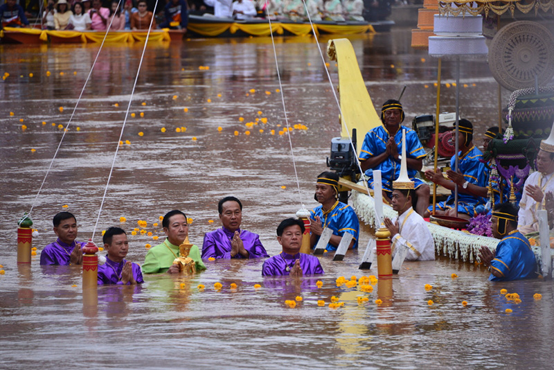 อุ้มพระดำน้ำ