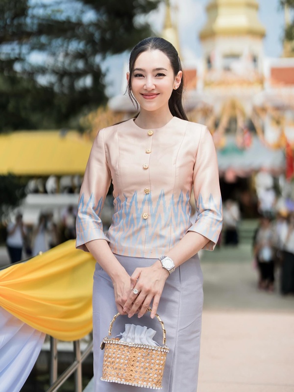 เบลล่า ราณี แจงดราม่าถูกชาวเน็ตติง ทำไมต้องมีคนกางร่มให้