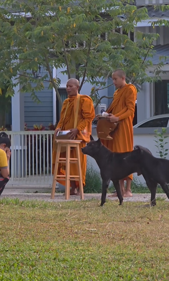 ทําบุญตักบาตร