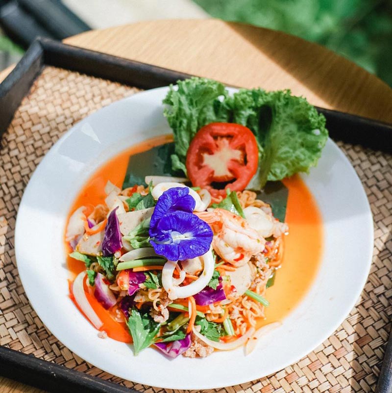 คาเฟ่ในสวนยาง