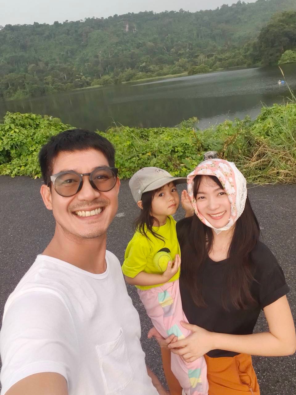 เวียร์ ศุกลวัฒน์ พาวิกกี้ น้องวิริน ไปพักผ่อนที่บ้านสวน