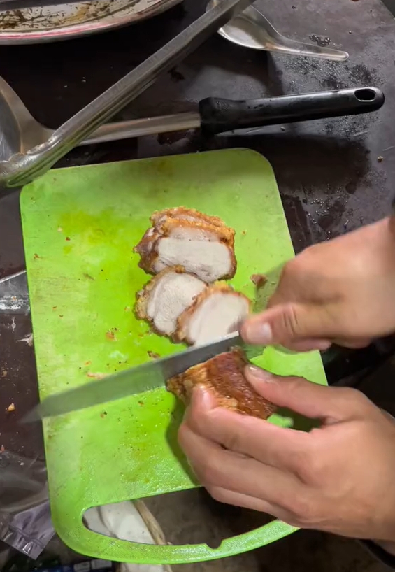 หั่นหมูกรอบ