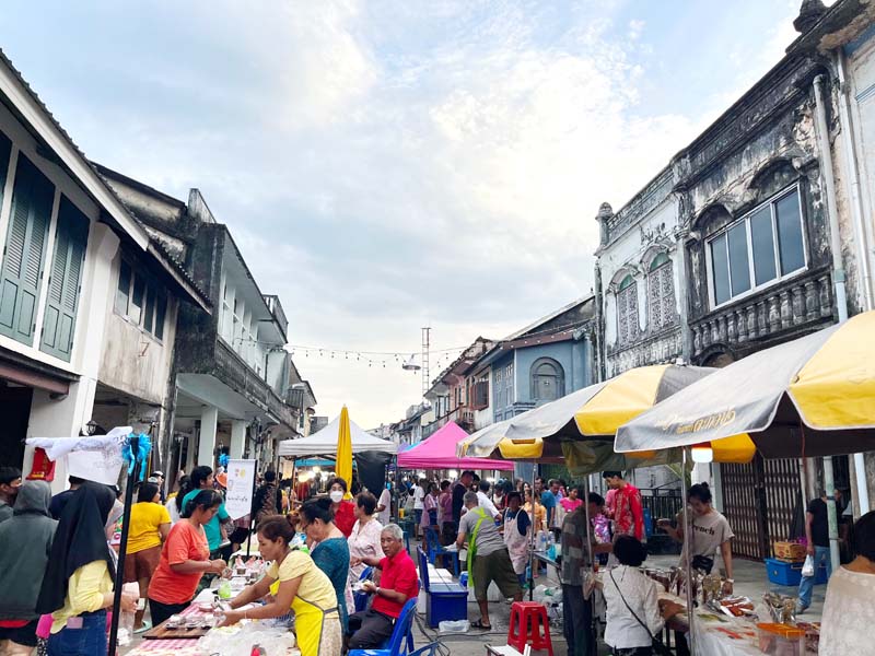บรรยากาศถนนสายวัฒนธรรมเมืองเก่าตะกั่วป่า